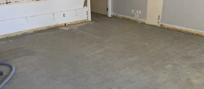 Dalle de béton fissurée, avant les travaux