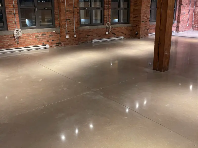 Plancher de béton fini, vue vers la sortie